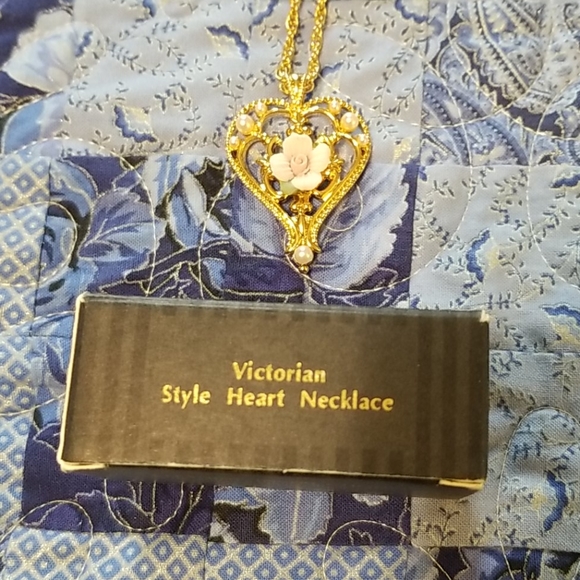 AVON Victorian Style Heart Necklace. - Picture 4 of 8